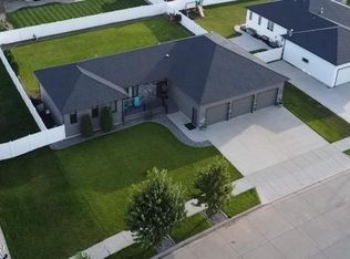 2247 8th St W, Dickinson, ND 58601