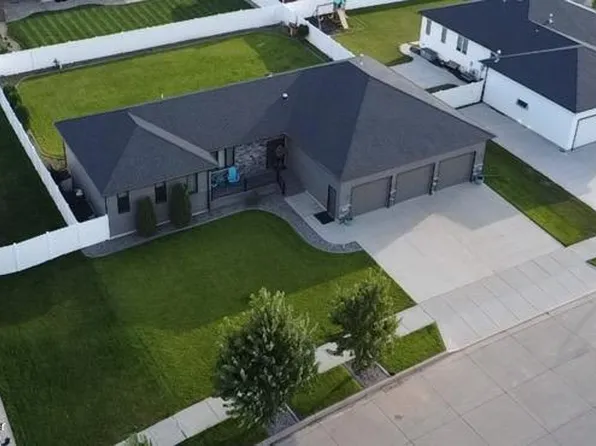 2247 8th St W, Dickinson, ND 58601