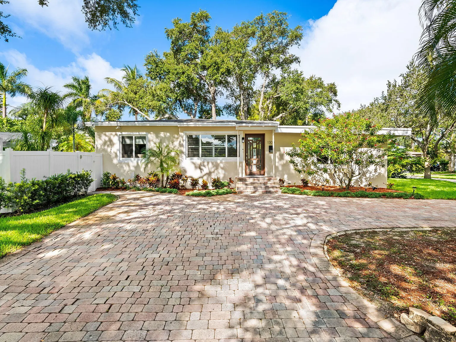 3 bed, 2.0 bath, 1997 sqft, $8,900 — Photo 4