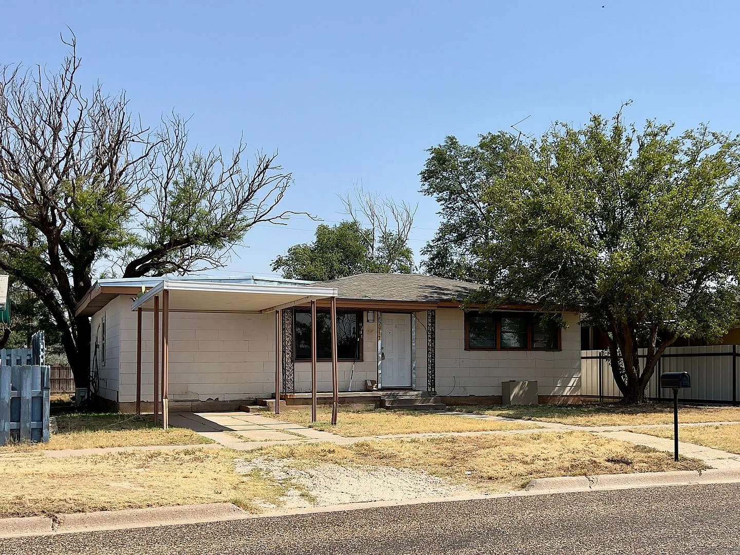 Two Bedroom Available Now Near Levelland City Park — Photo 2