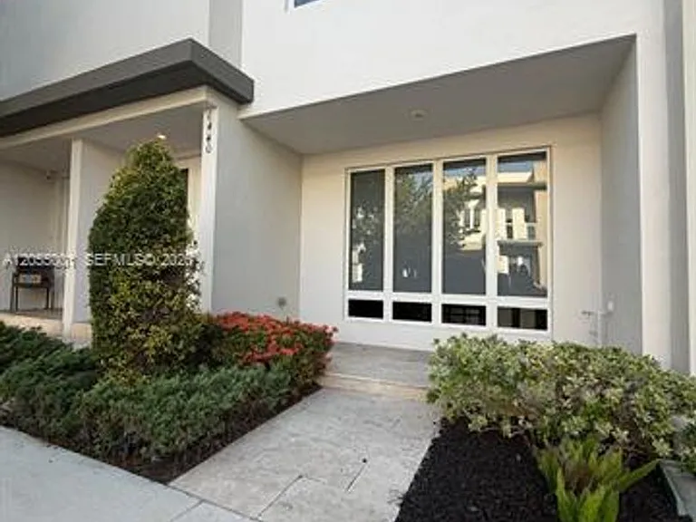 6440 NW 103rd Psge #Townhouse 6440 — Photo 4