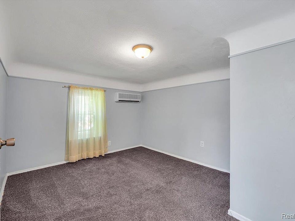 6286 Glenis St, photo 17
