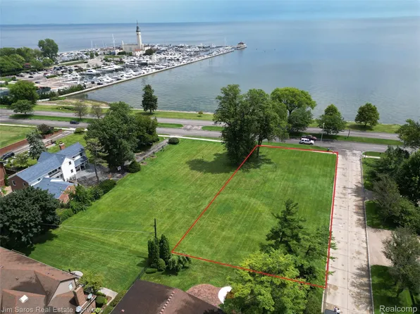 745 Lake Shore Rd, Grosse Pointe Shores, MI 48236