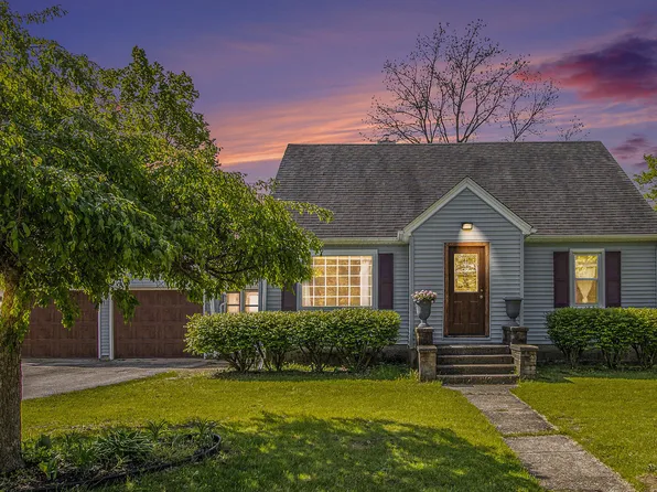 606 E 2nd St, Lawton, MI 49065