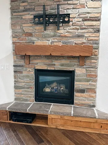 Fireplace/ Mantle (Main Floor)