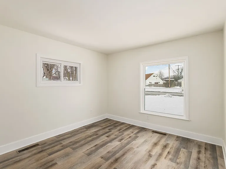 565 Virginia Cir W — Photo 16