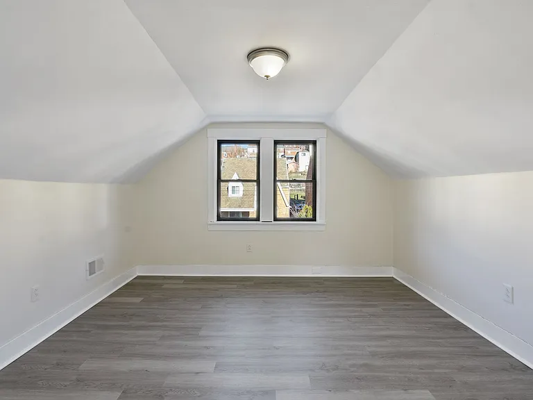 111 Kaplan Avenue — Photo 11