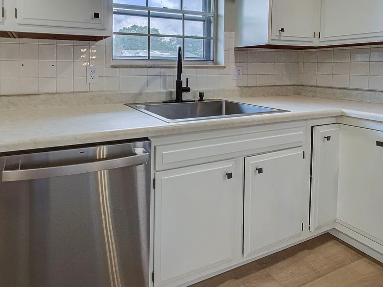 9521 Mobile Dr — Photo 5