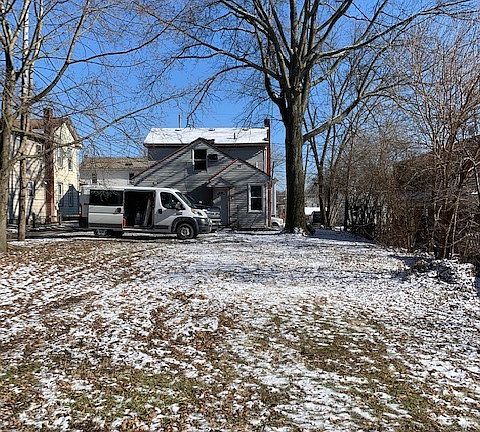 5th image of 207 Rose Ave