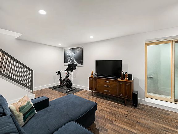 5th image of 1089 Dekalb Ave #1