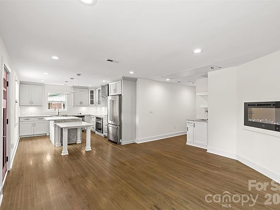5th image of 442 Lorna St