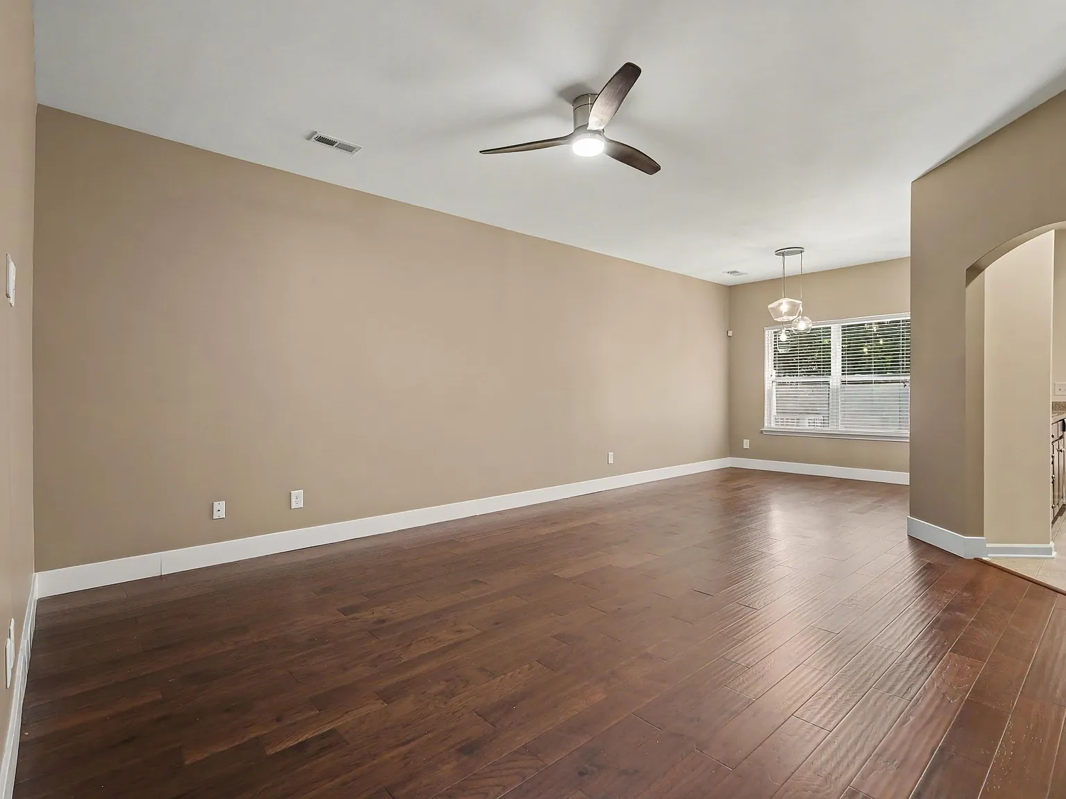 3 bed, 2.5 bath, 1536 sqft, $2,000 — Photo 4