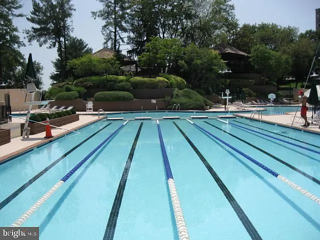 Watergate At Landmark — Photo 2
