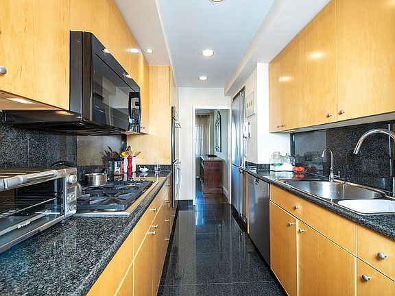 3rd image of 165 E 72nd St APT 14D
