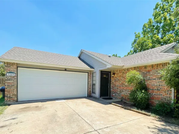 3209 Forest Creek Dr, Fort Worth, TX 76123