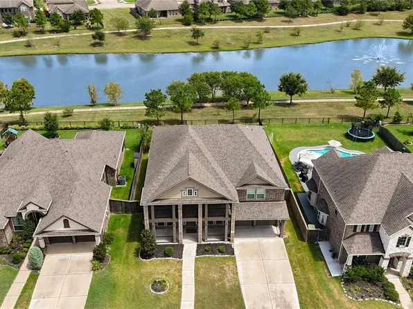 2110 Dovetail Falls Lane, Pearland, TX 77089