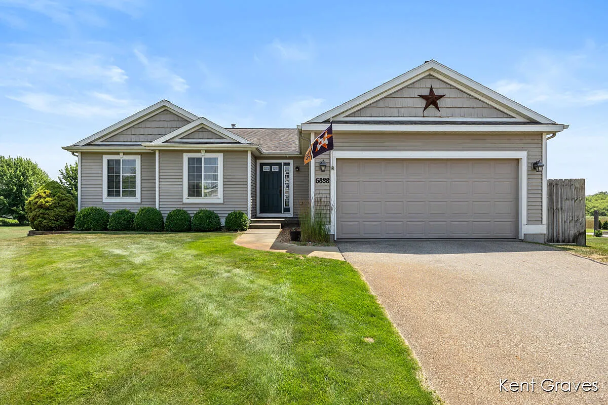 6888 Peninsula Ct NE photo 1