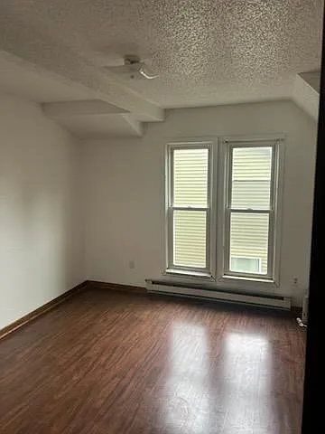 3 bed, 1300 sqft, $1,300 — Photo 4