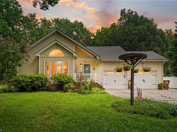 127 Woodtree Ln, Winston Salem, NC 27107