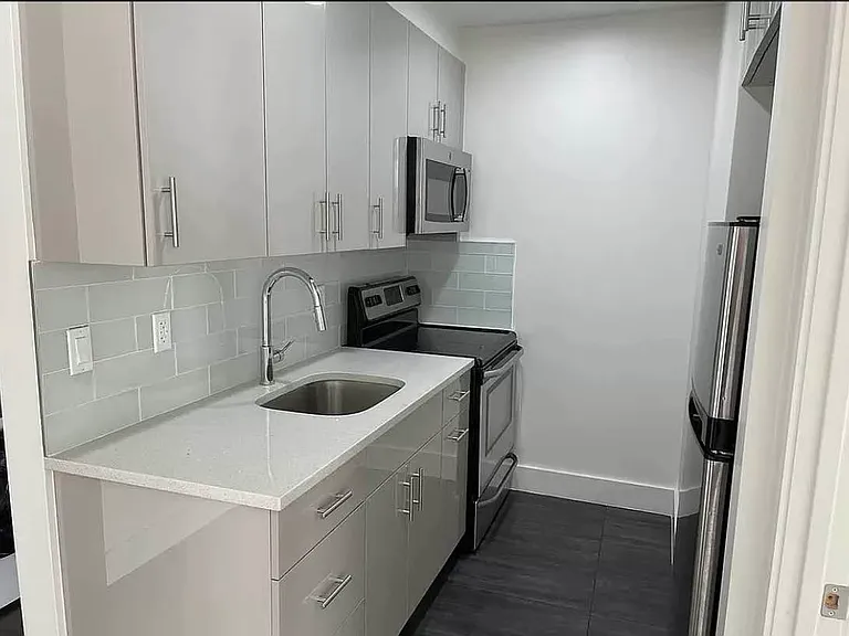 91 Allen St #13 — Photo 4