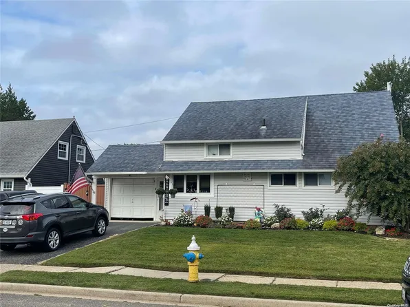 40 Tanager Lane, Levittown, NY 11756