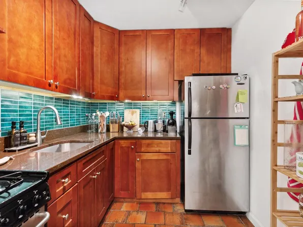 305 East 24th Street 4L image 3 of 11