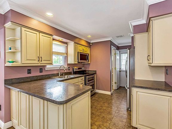 5th image of 10 Martha Ln