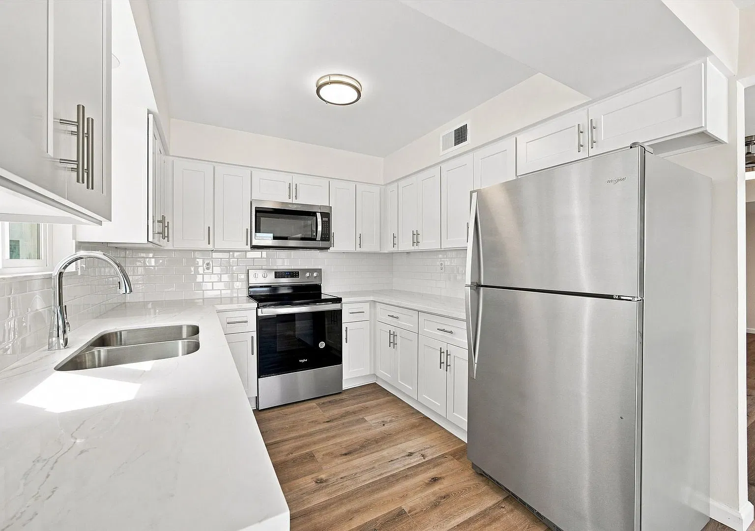 7KF6200 — Photo 1