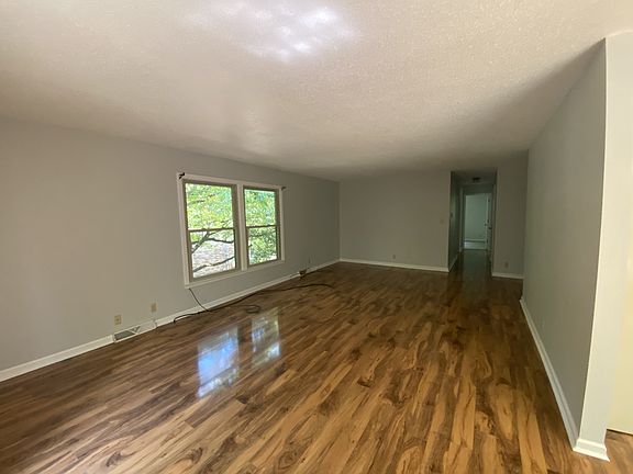 5th image of 658 Chesterfield Cir