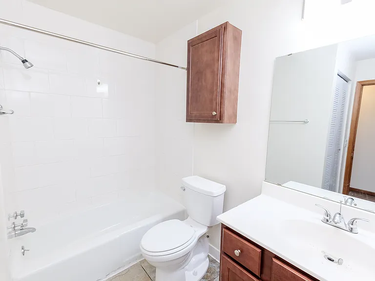 Queen Terrace Apartments — Photo 18