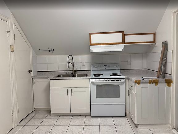 3rd image of 870 W 19th Ave #2