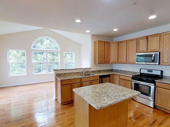 3rd image of 5213 Chestnut Manor Ct