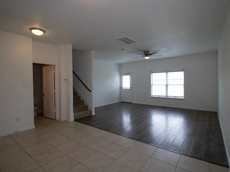 223 Magnolia Dr — Photo 2