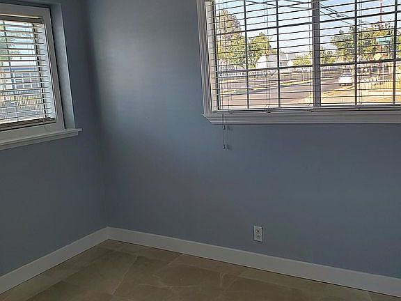5th image of 2412 W Glenwood Pl