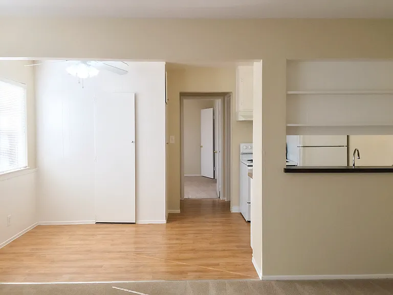 Fontainbleau Apartments — Photo 2