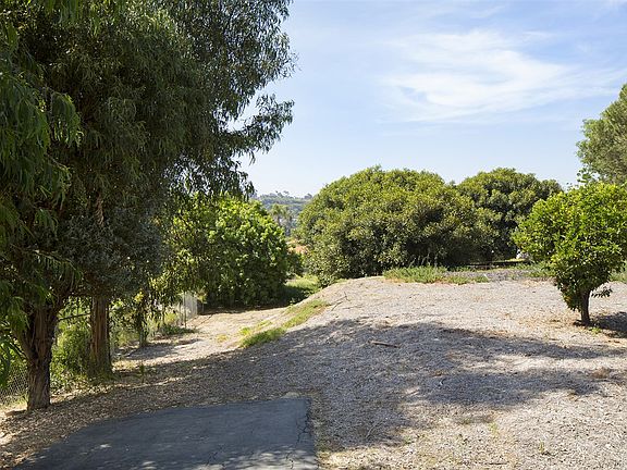 5th image of 3169 Linda Vista Dr