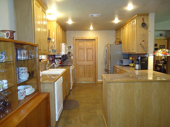 5th image of 1020 Oakridge Dr