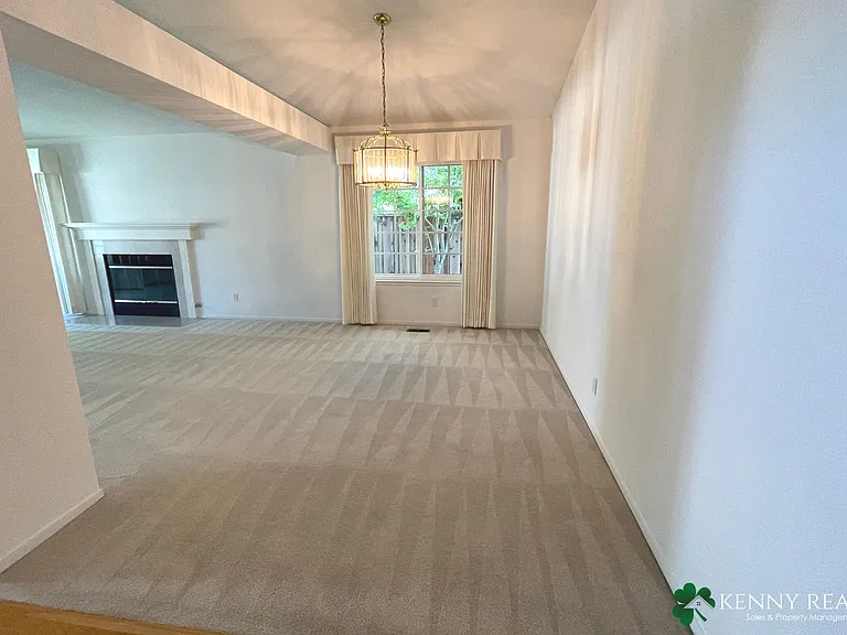 144 Glasgow Ln — Photo 4
