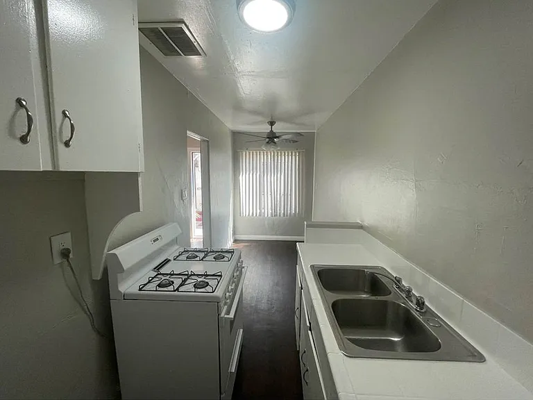 1001-1007 Banning Blvd — Photo 2