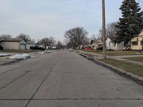 4th image of 25038 Rose St