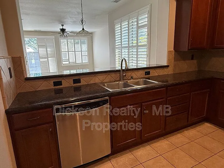 475 Dartmoor Ct — Photo 6