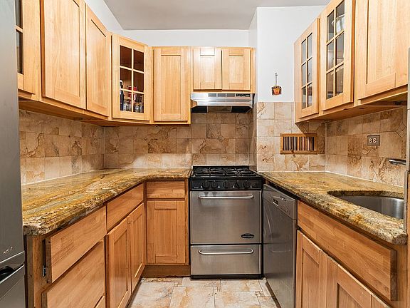 5th image of 401 E 65th St APT 12F