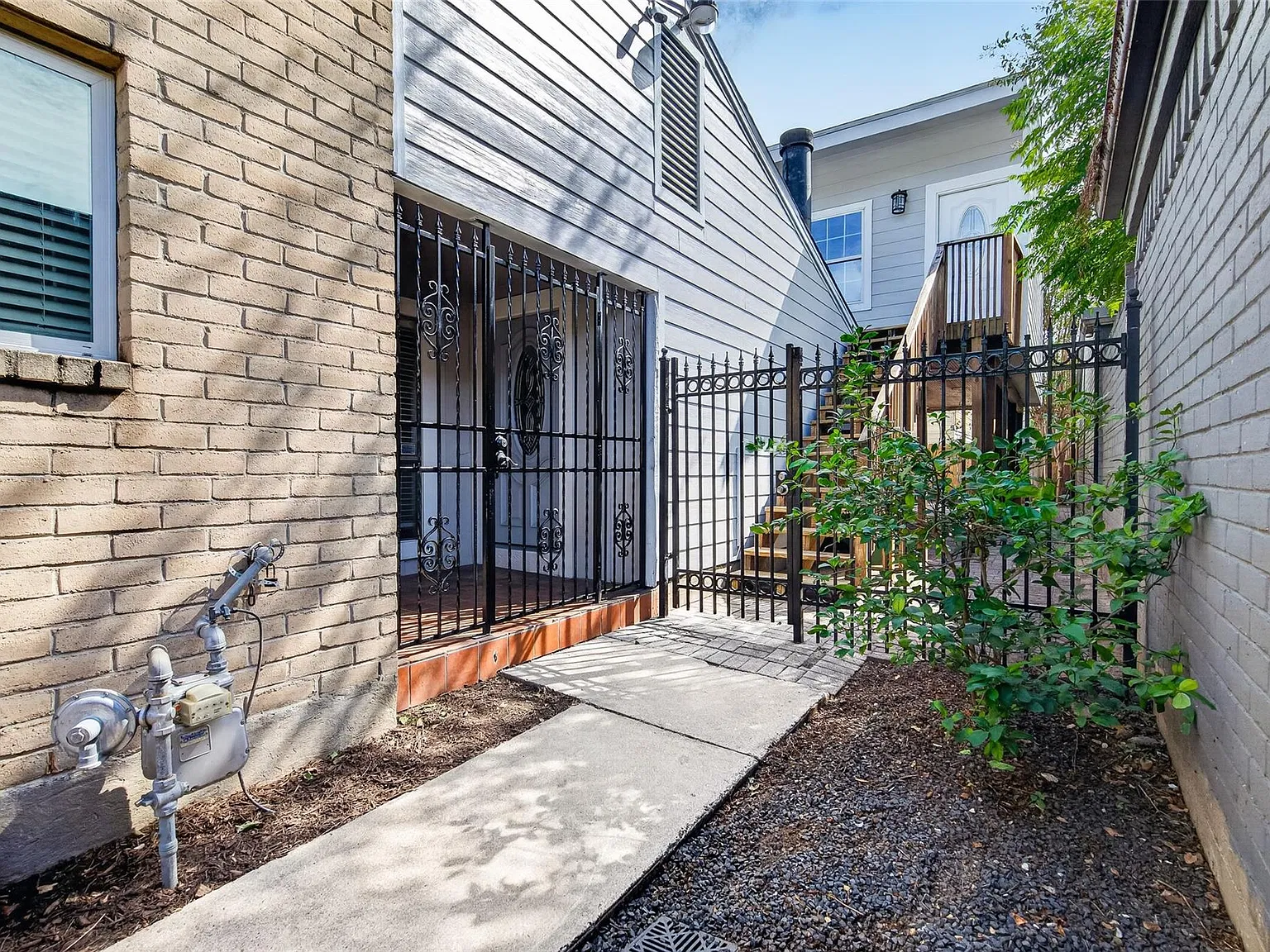 3 bed, 2.0 bath, 2223 sqft, $2,200 — Photo 4