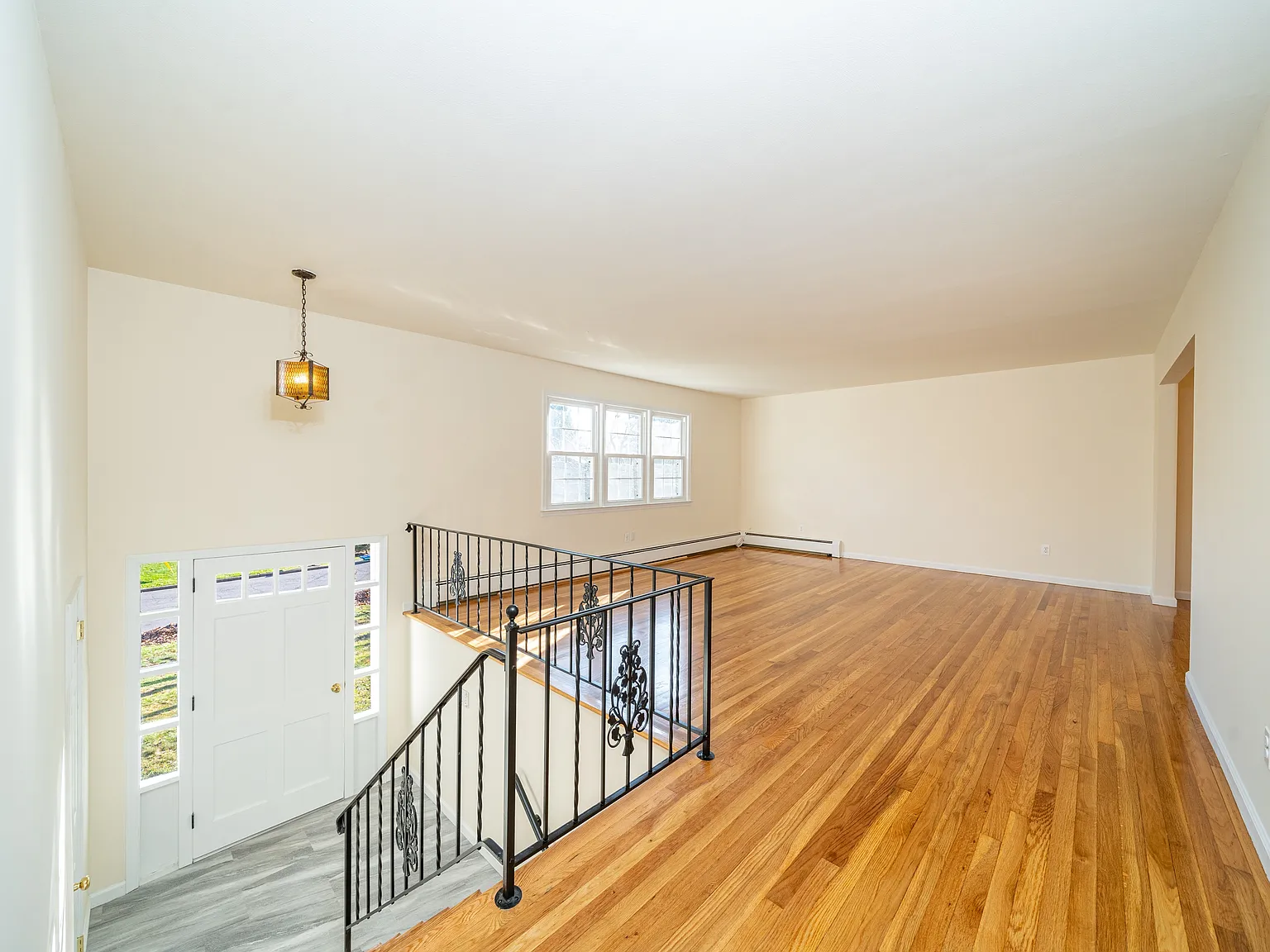 4 bed, 2390 sqft, $4,975 — Photo 3