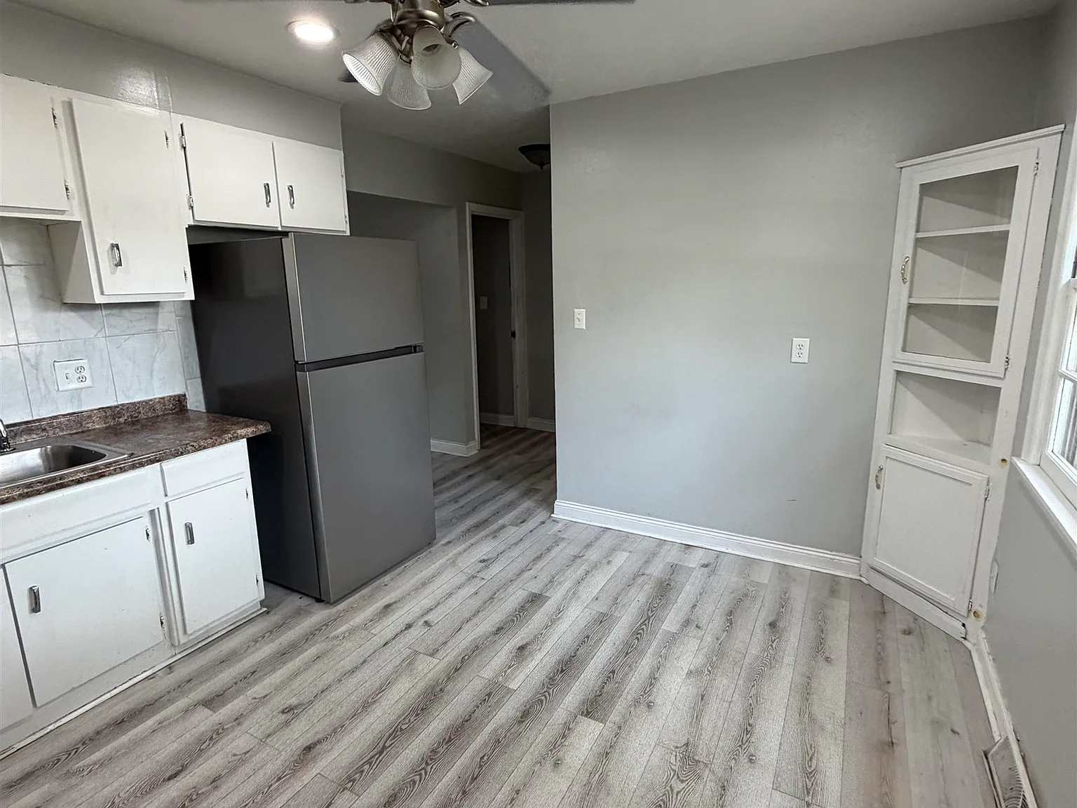 2 bed, 720 sqft, $1,300 — Photo 2