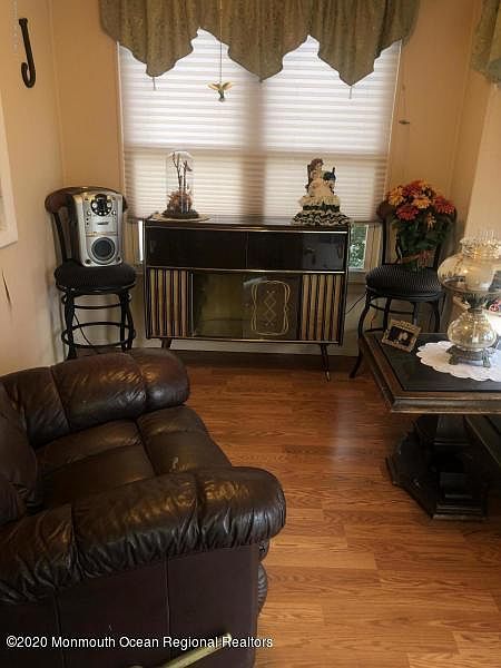 1st image of 17B Monmouth Ln