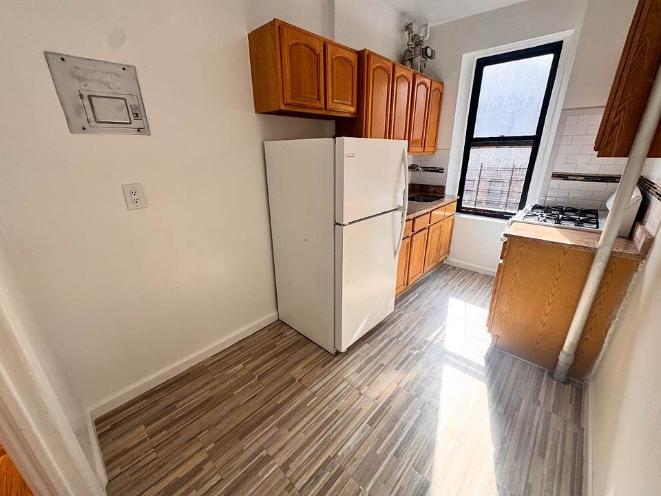 2nd image of 2851 Valentine Ave #A29