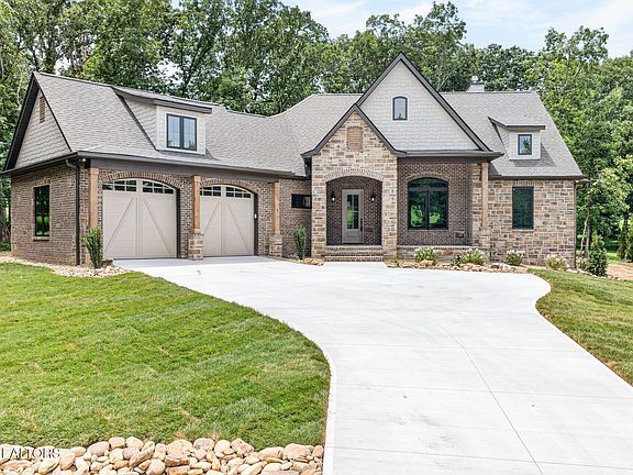 2nd image of 19 Bent Oak Ln