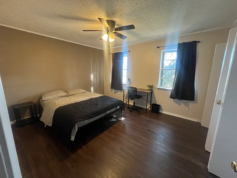 2500 Hollandale Cir #B — Photo 7