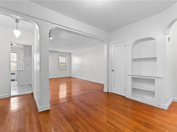 601 East 19th Street 1L image 2 of 11